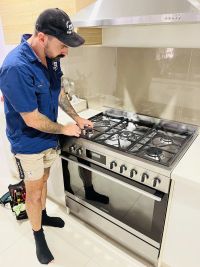 Hightide plumber
      fixing a leaking pipe in Gold Coast